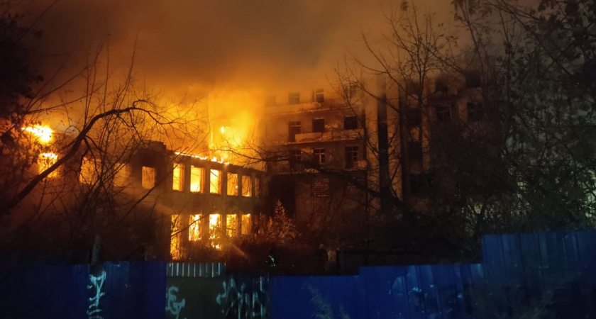 Дом чекиста сгорел на площади 1000 кв м в Нижнем Новгороде