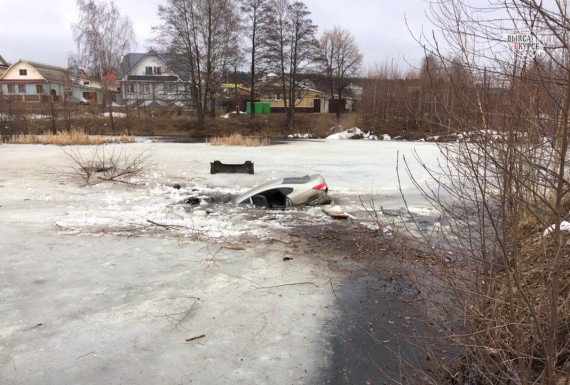 В Нижегородской области машина с водителем оказалась в болоте