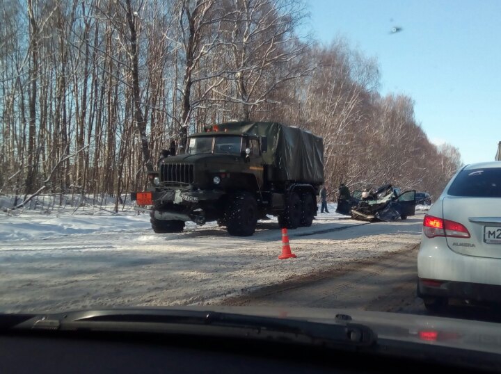 Военный грузовик расплющил иномарку на трассе в Нижегородской области