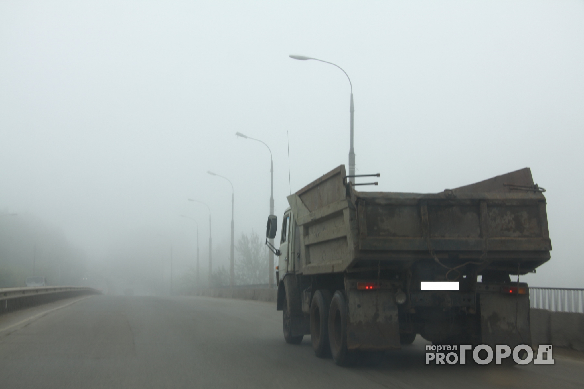 В Нижегородской области грузовик перевернулся посреди дороги