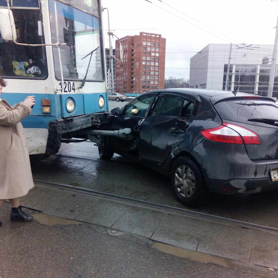 В Нижнем Новгороде трамвай протаранил иномарку