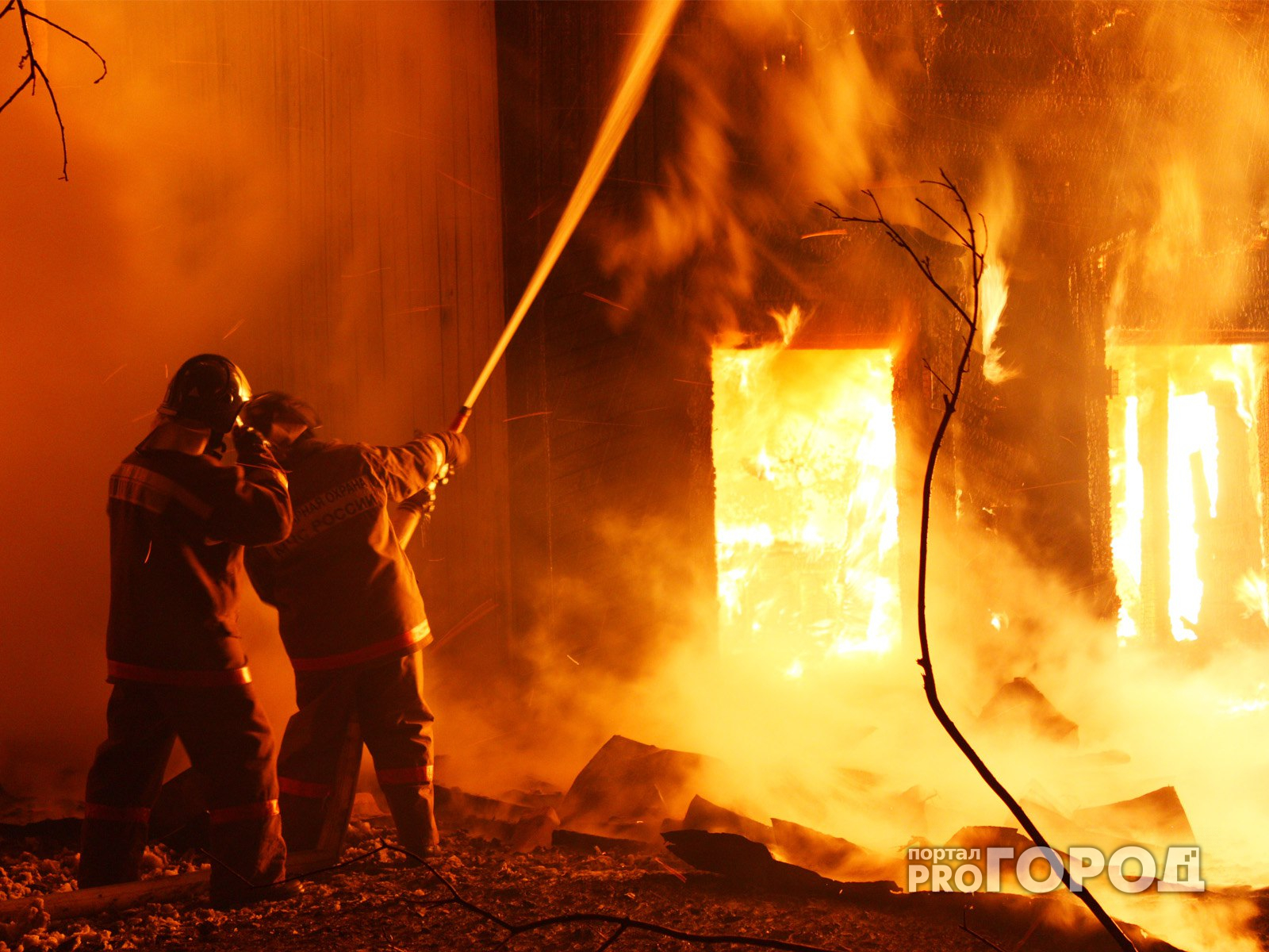 В Нижегородской области посреди ночи сгорел жилой дом