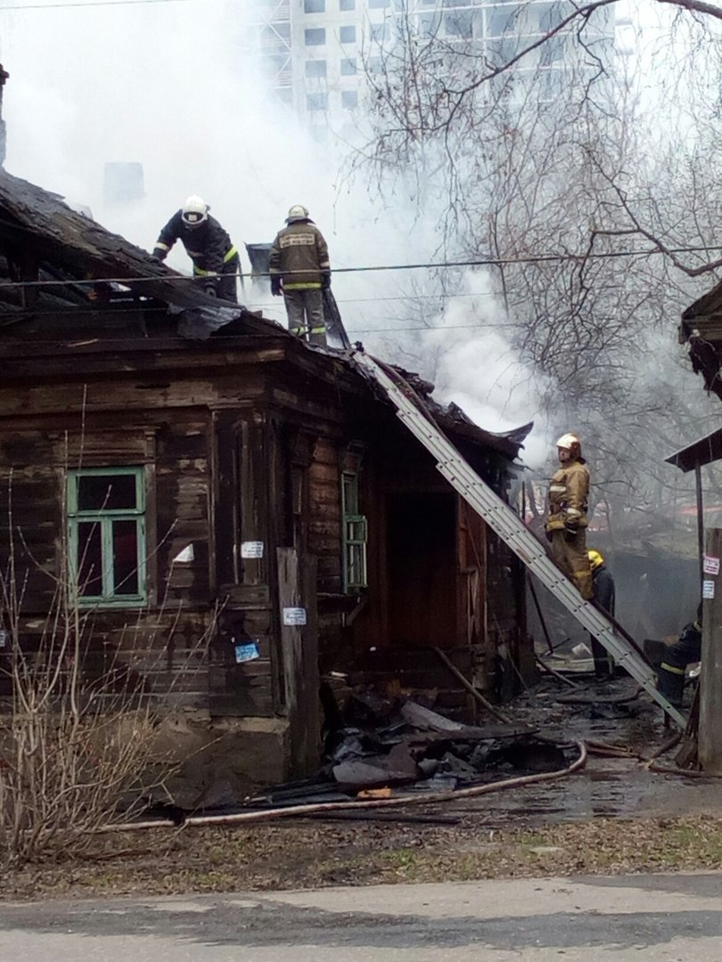 В центре Нижнего Новгорода вспыхнул дом
