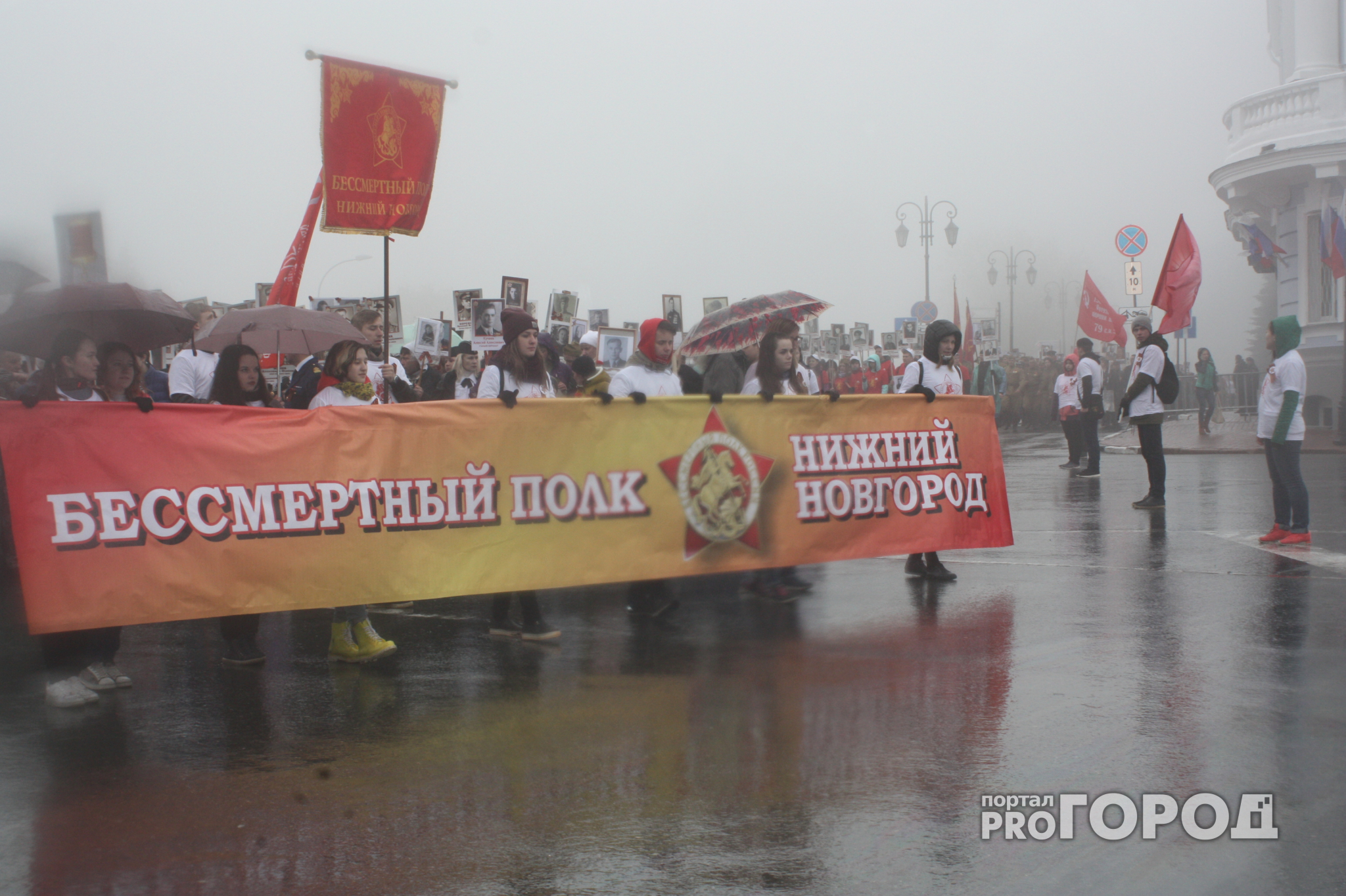 Фоторепортаж: тысячи нижегородцев вышли на акцию "Бессмертный полк"