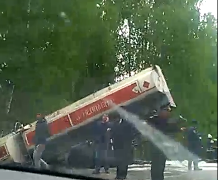 60-летний нижегородец разбился насмерть, влетев на трассе в грузовик: видео