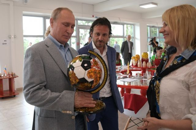 Нижегородцы подарили Путину глобус-мяч под хохлому (ФОТО)