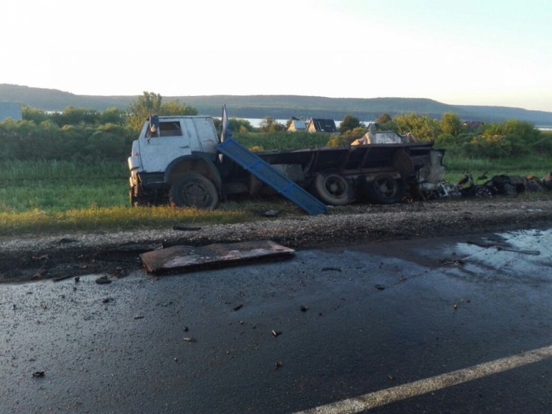 ДТП в Татарстане: из-за столкновения автобуса с грузовиком погибло 14 человек