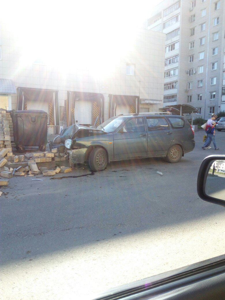 В Дзержинске пьяный водитель устроил ДТП и голым попытался сбежать от полиции (фото)