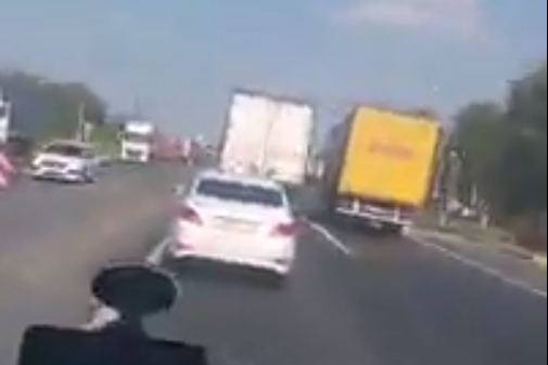 В Нижегородской области уснувший за рулем водитель фуры влетел в другой большегруз (видео)