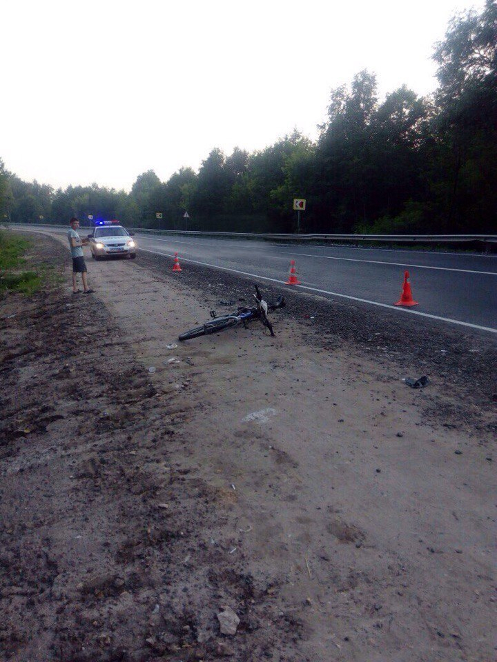 В Нижегородской области легковушка, пропуская автомобиль, сбила велосипедистку (фото)