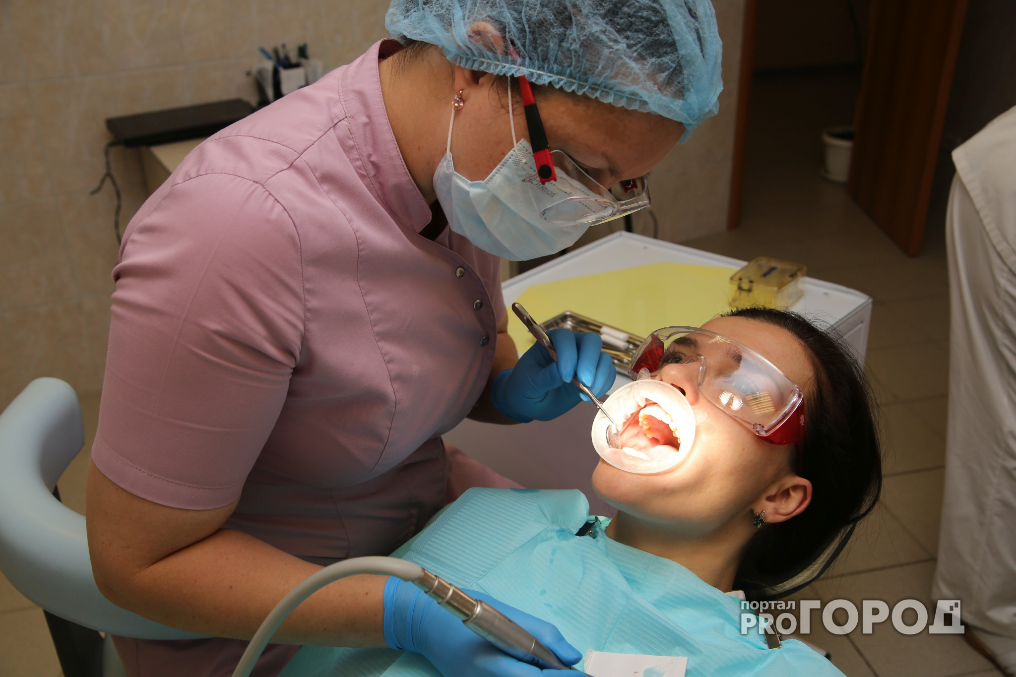 Нижегородке установили зубные импланты, которые бьют ее током