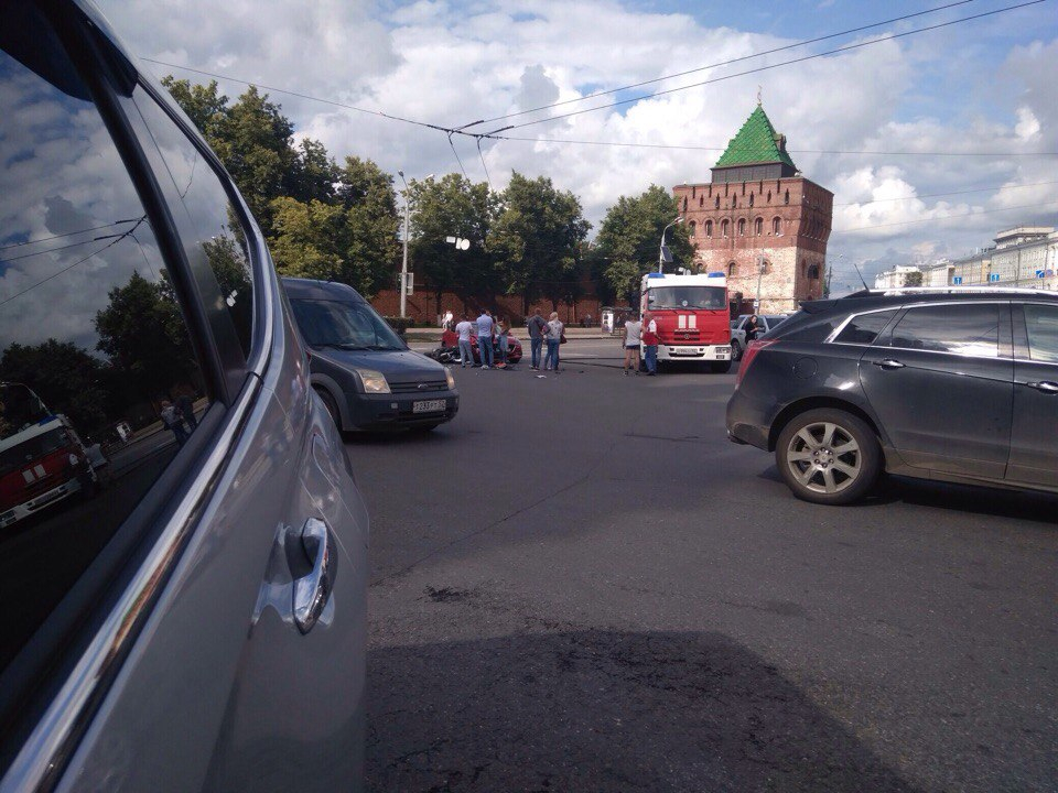 Мотоцикл и иномарка не поделили центральную площадь Нижнего Новгорода
