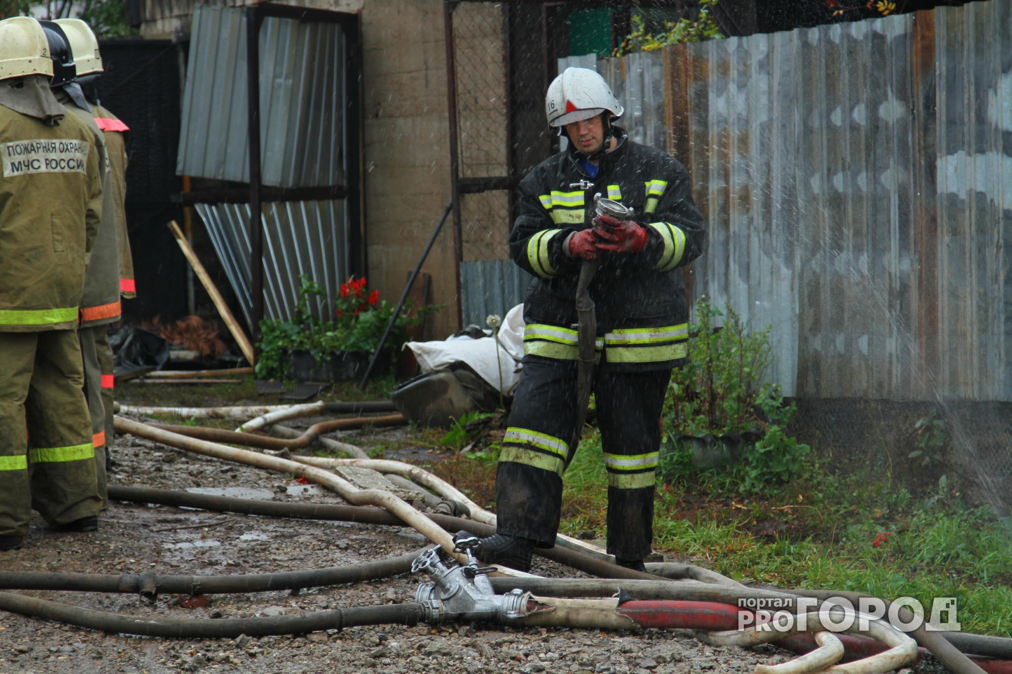 В Нижнем Новгороде сгорели сараи и подвал многоквартирного дома
