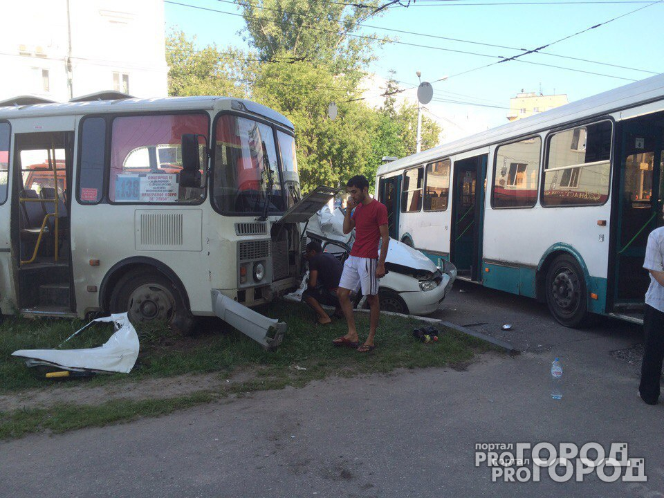 В Нижнем Новгороде иномарка влетела в автобус: есть погибшие