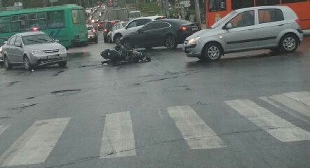 В Нижнем Новгороде водитель иномарки не поделил дорогу с мотоциклистом