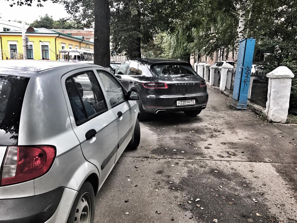 Королева парковки: нижегородская чиновница перегородила тротуар своим "Порше"