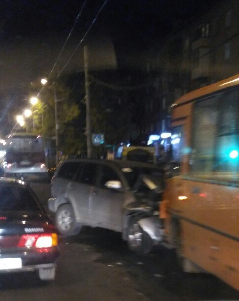 В Нижнем Новгороде автоледи на иномарке устроила массовую аварию (ФОТО)