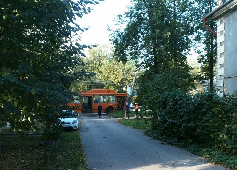 В Нижнем Новгороде троллейбус придавило столбом