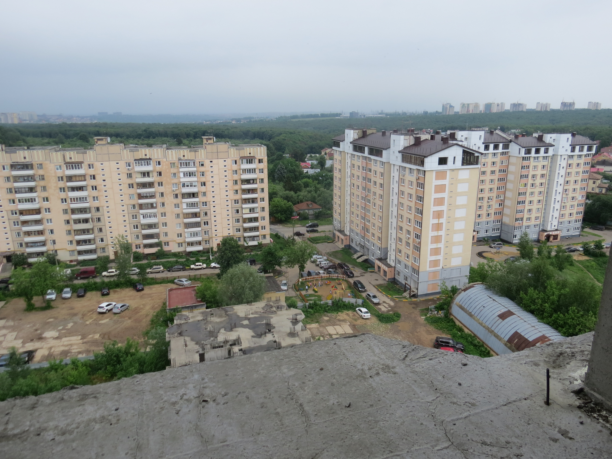Нижегородские рабочие скидывали строительный мусор с крыши 12-этажного дома
