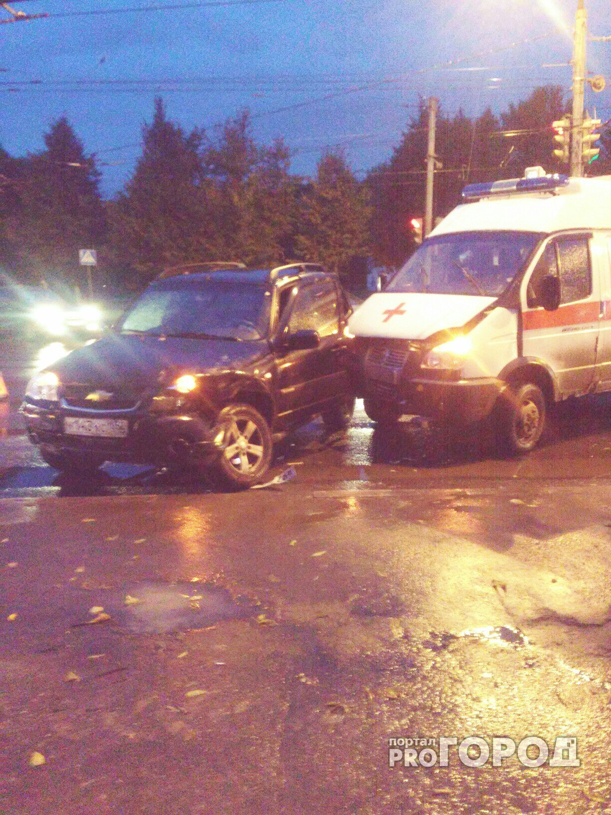 Серьезная авария с иномаркой и скорой парализовала проспект Ленина (фото)