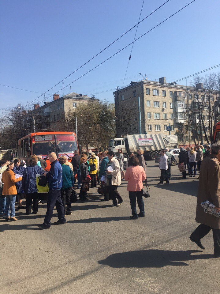 Жители Автозавода перекрыли проспект Ильича грузовиком из-за тарифов на ЖКУ