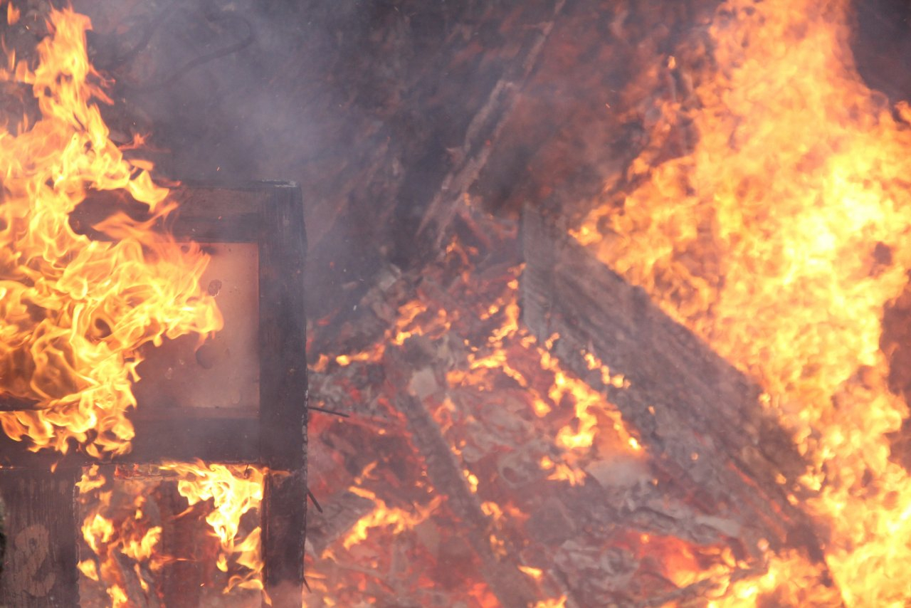 Пожар уничтожил два дома, надворные постройки и гараж в Кулебаках