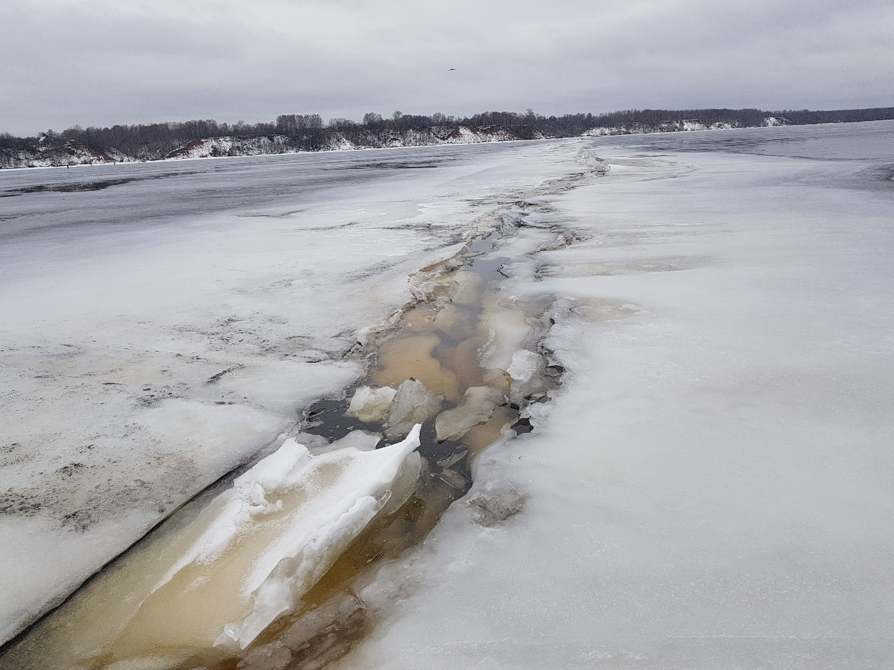 «Запахло весной — морозам отбой»: нижегородские рыбаки вышли на тонкий лед (ВИДЕО)