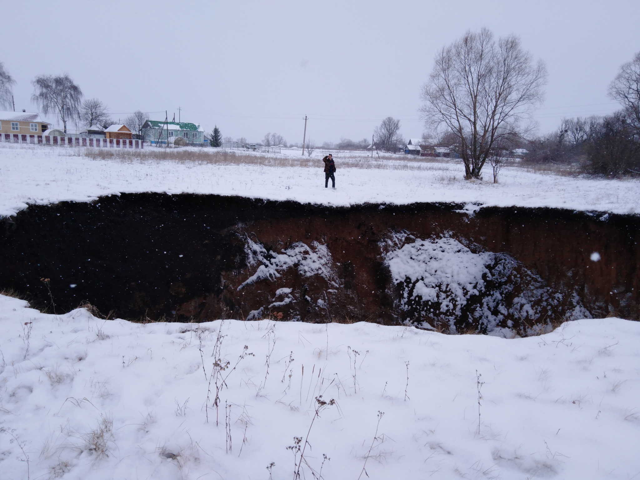 15-метровый карстовый провал образовался в Гагинском районе (ФОТО)