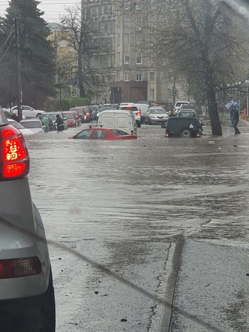 «Поток воды выкидывал автомобили с проезжей части»: Никитин велел ликвидировать последствия ливня в Нижнем Новгороде (ФОТО, ВИДЕО)
