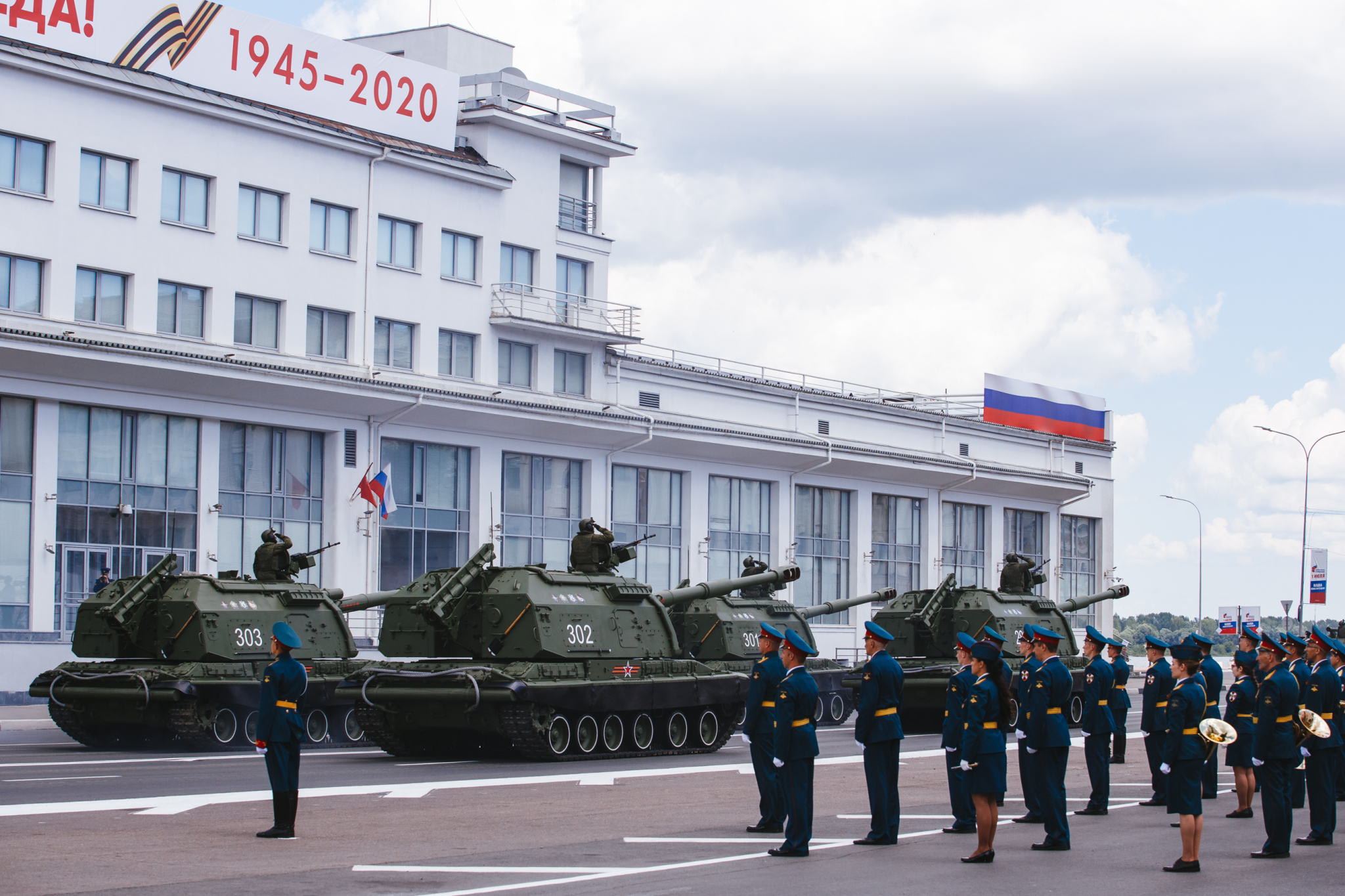 Как в Нижнем Новгороде прошел Марш Победы: авиашоу, военная техника и пешие расчеты (ФОТО)