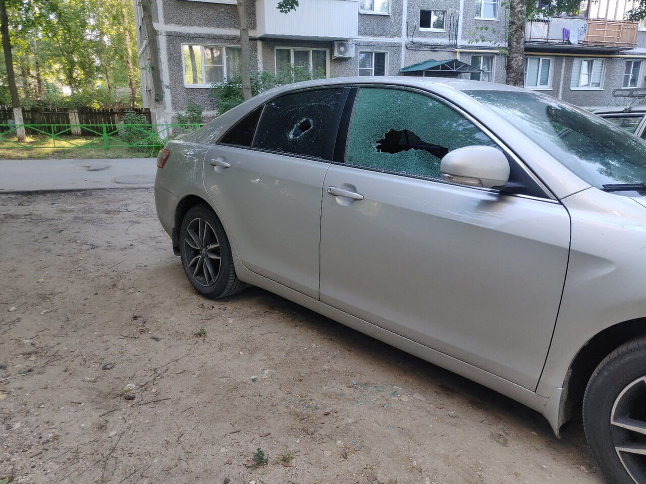 «Мое утро сегодня началось не с кофе»: неизвестный разбил стекла в машине дзержинского журналиста