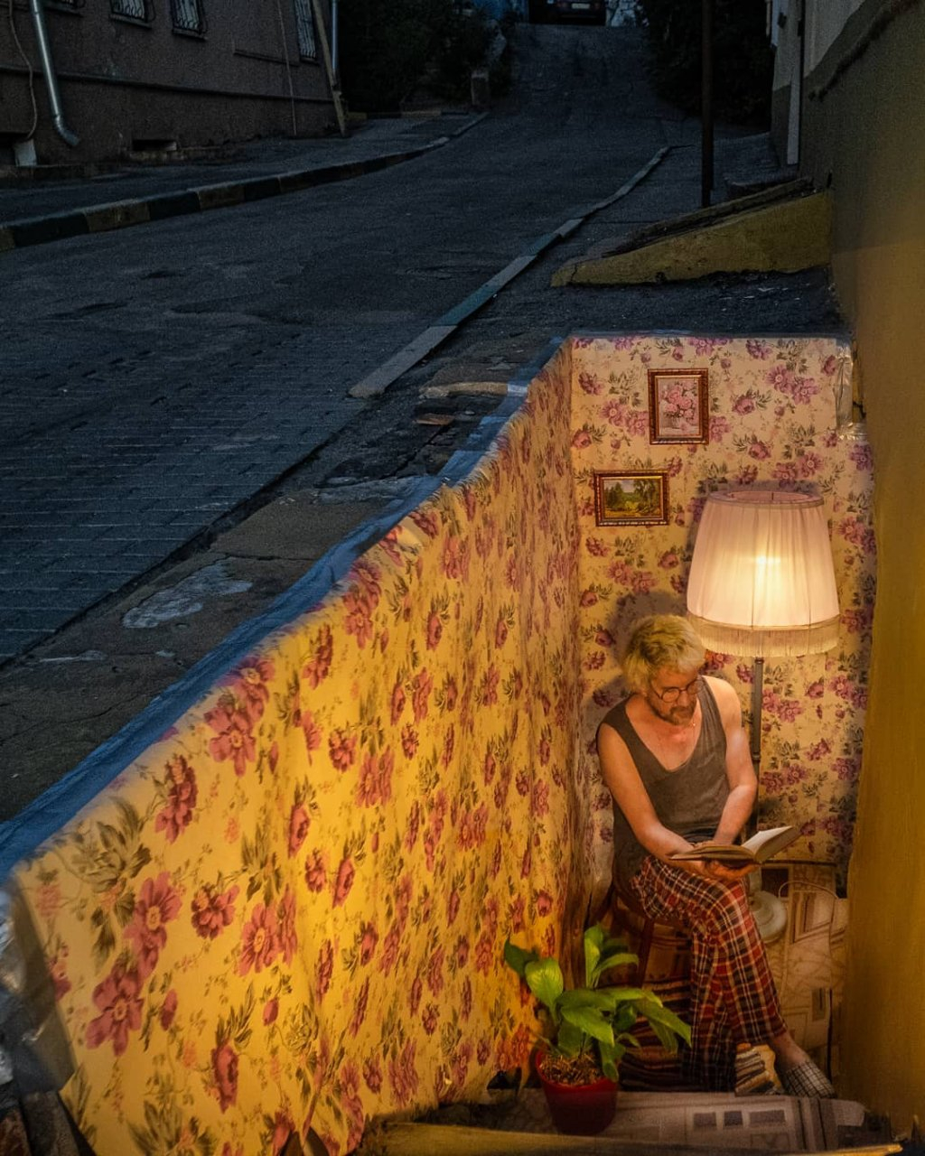 «В обойках»: московский художник сделал из нижегородского подвала квартиру с панорамной крышей (ВИДЕО)