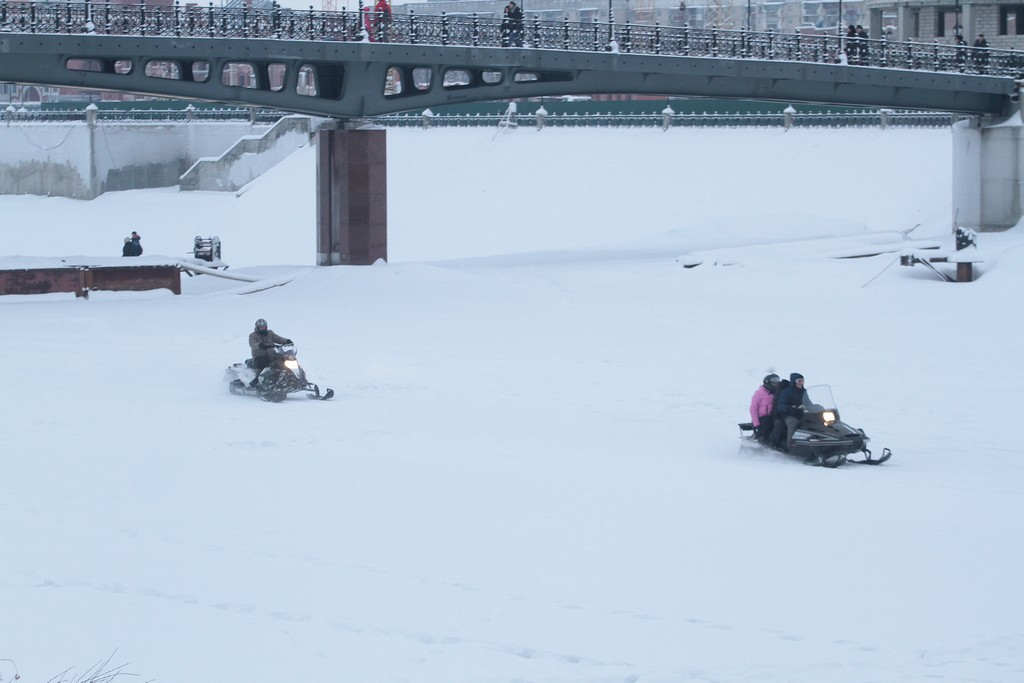 Снегоход с людьми ушел под лед в Борском районе