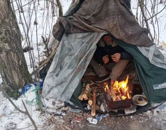 Житель Сызрани замерзает в самодельной палатке в арзамасском лесу