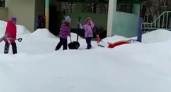 Отец маленькой девочки возмутился, увидев убирающих снег детсадовцев
