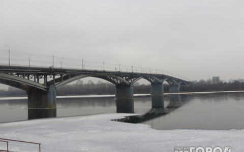 Три автомобиля спецтехники дежурят у Мызинского моста в ожидании наледи
