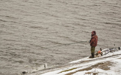 Нижегородские рыбаки выходят на тонкий лед, рискуя жизнью