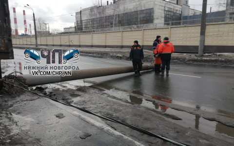 Упавший бетонный столб перегородил дорогу на Монастырке в Автозаводском районе
