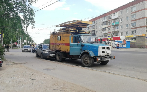 Внедорожник «догнал» грузовик аварийной службы в Дзержинске