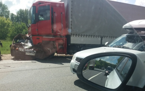 "Жигули" влетели под грузовик в Кстовском районе: есть погибшие (ВИДЕО)