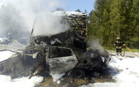 Автобус с пассажирами и легковушка загорелись после столкновения (ФОТО, ВИДЕО)