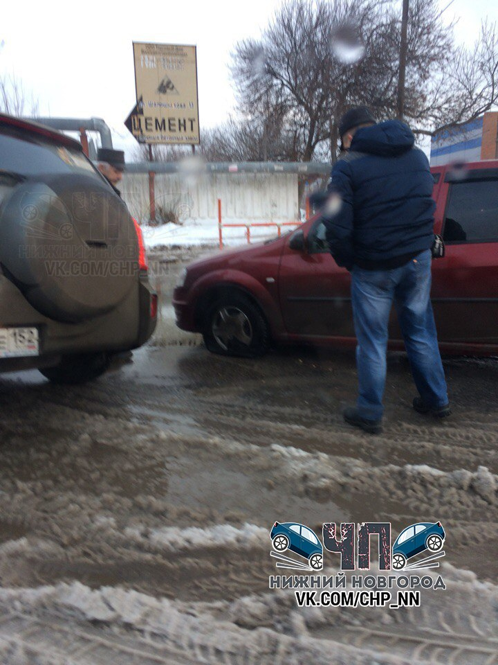 Иномарка провалилась под асфальт в Приокском районе Нижнего Новгорода
