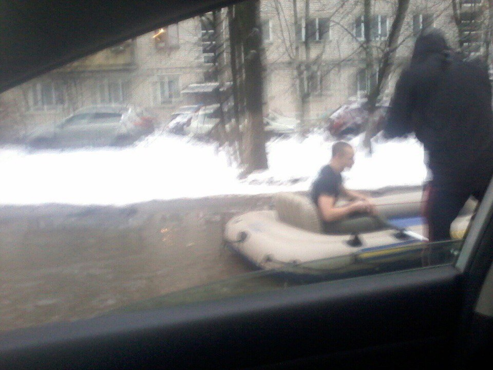 Нижегородцы плавают на лодке по улицам города