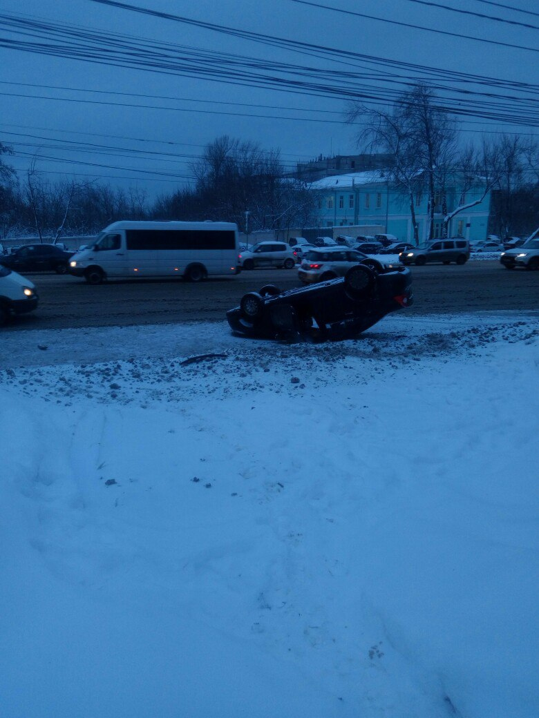 В Нижнем на проспекте Гагарина машина попала колесом в люк и перевернулась