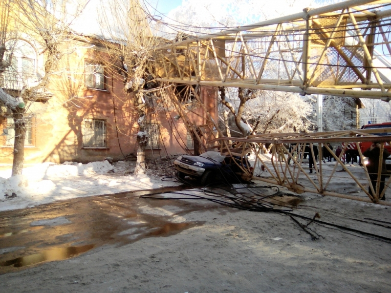 В Кирове кран упал на жилой дом 19 января 2018 года