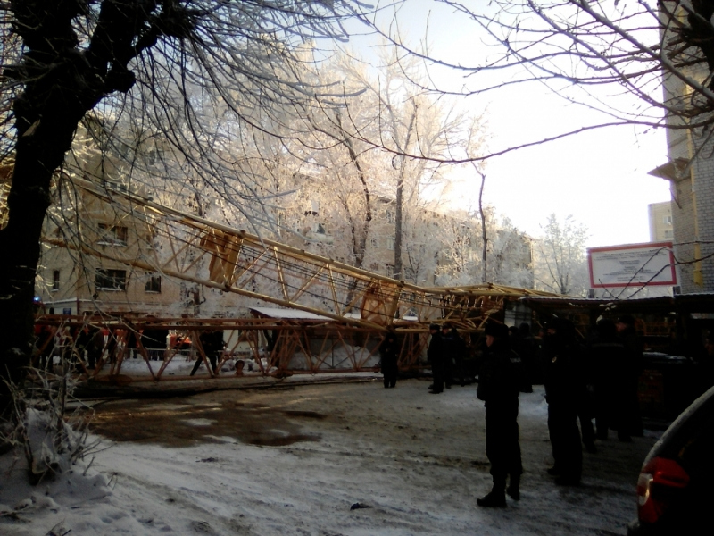 В Кирове кран упал на жилой дом 19 января 2018 года