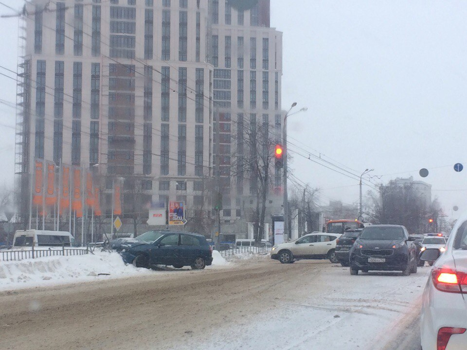 авария на улице Родионова напротив Фантастики 30 января 2018 года