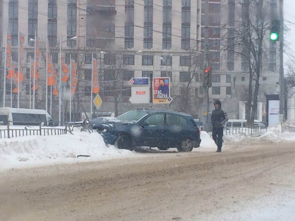 авария на улице Родионова напротив Фантастики Нижний Новгород 30 января 2018 года