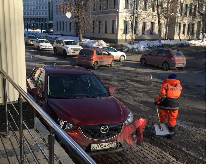 автоледи на Мазде сбила двух женщин на улице Ошарской около ТЦ "Лобачевский Плаза" 11 марта 2018 года