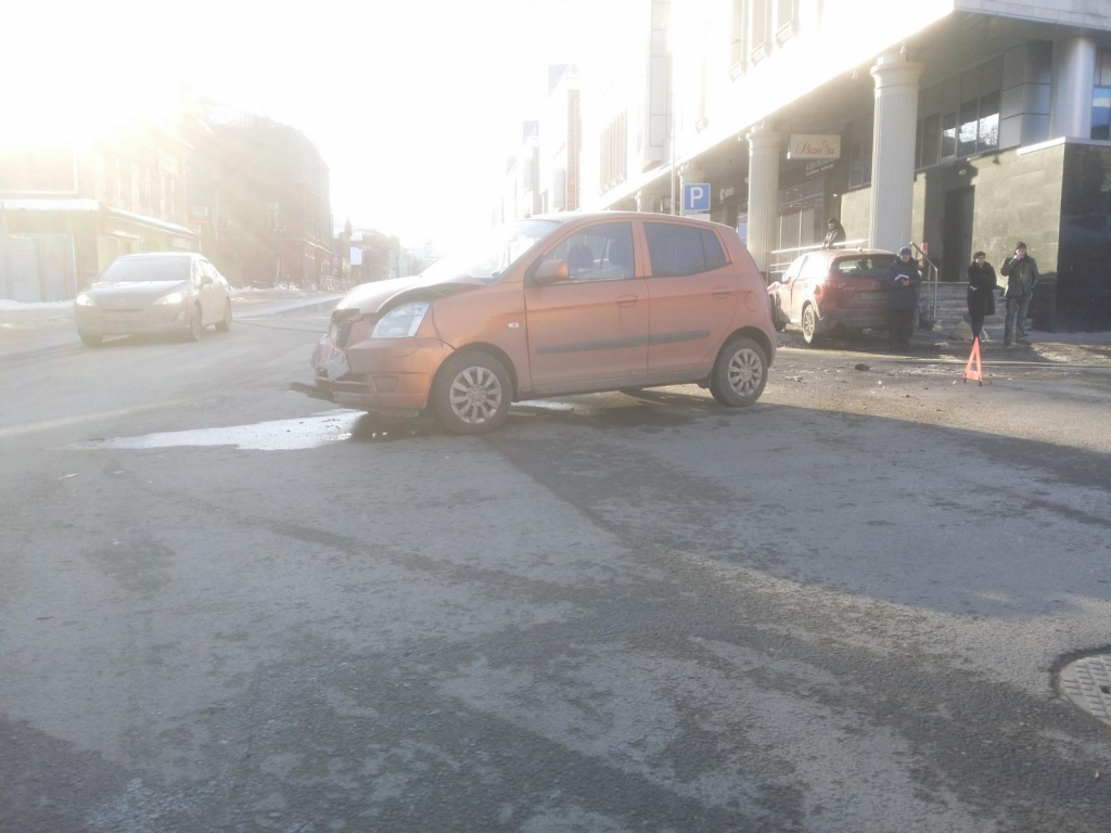 автоледи на Мазде сбила двух женщин на улице Ошарской около ТЦ "Лобачевский Плаза" 11 марта 2018 года